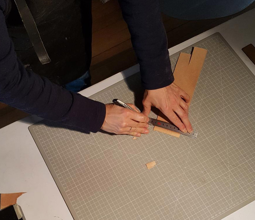 Sur la table d'une maroquinière